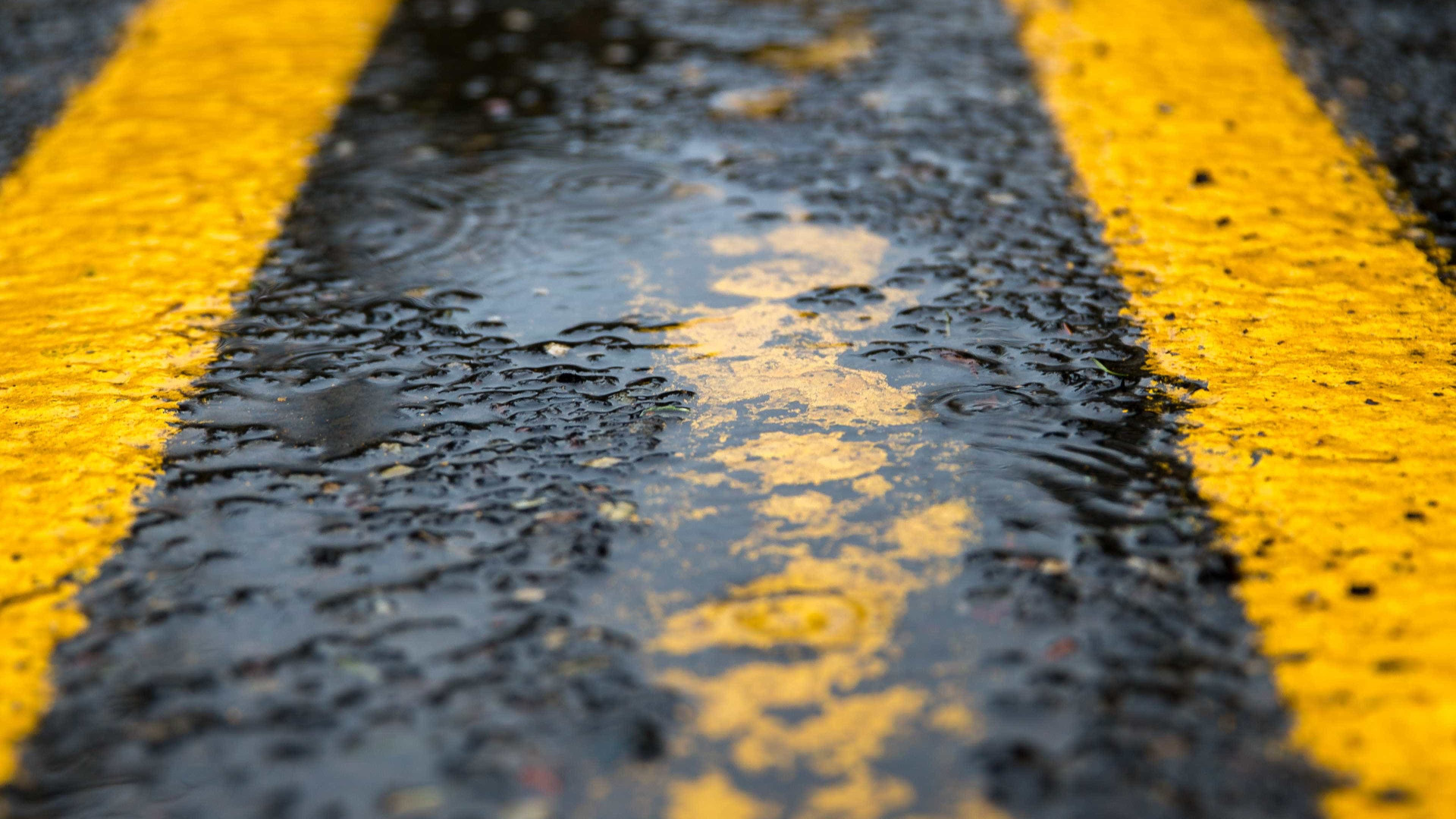 Calçada desmorona e rua de SP tem interdição há oito meses