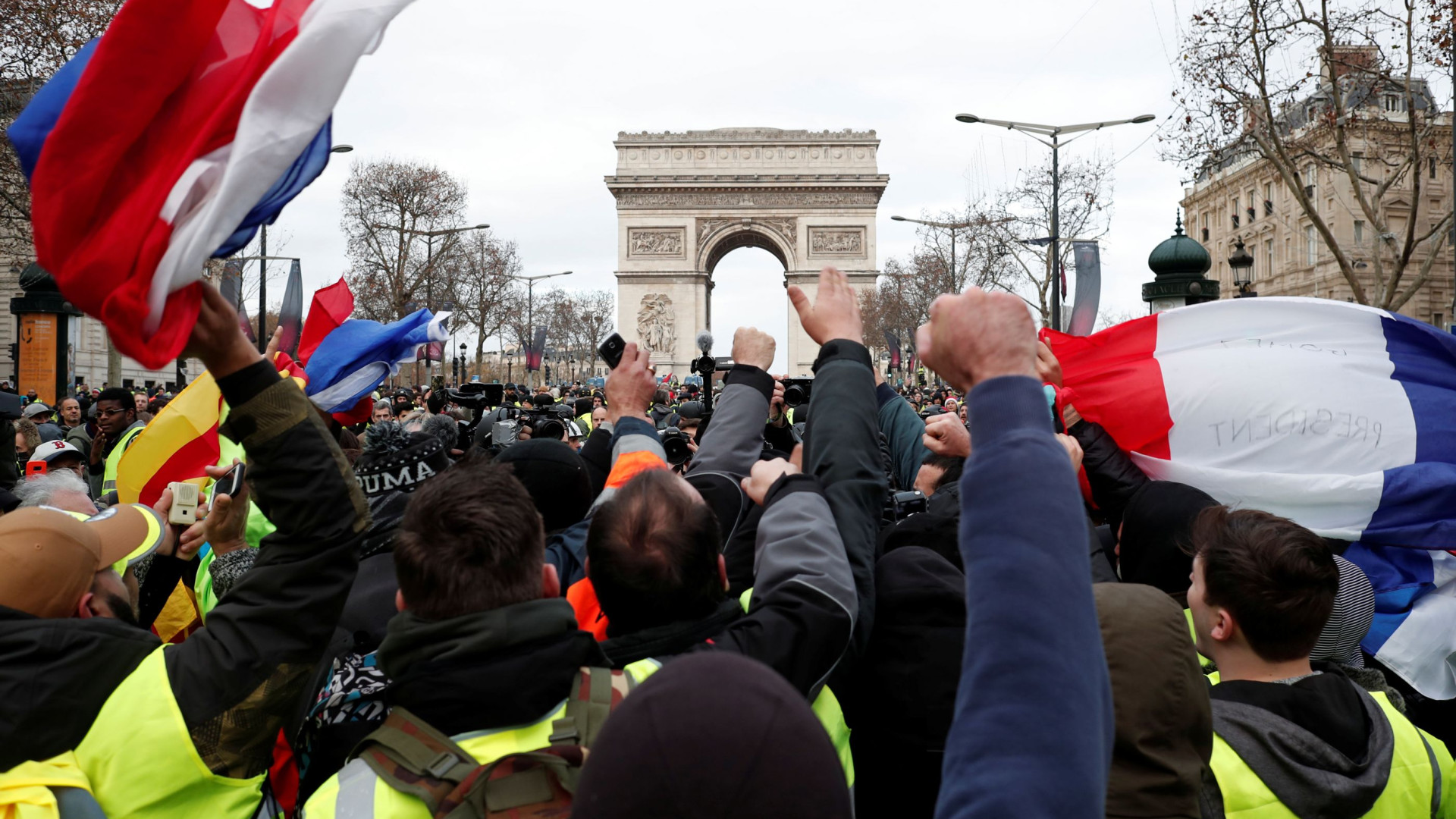 Coletes amarelos voltam a protestar na França; mais de 900 são detidos