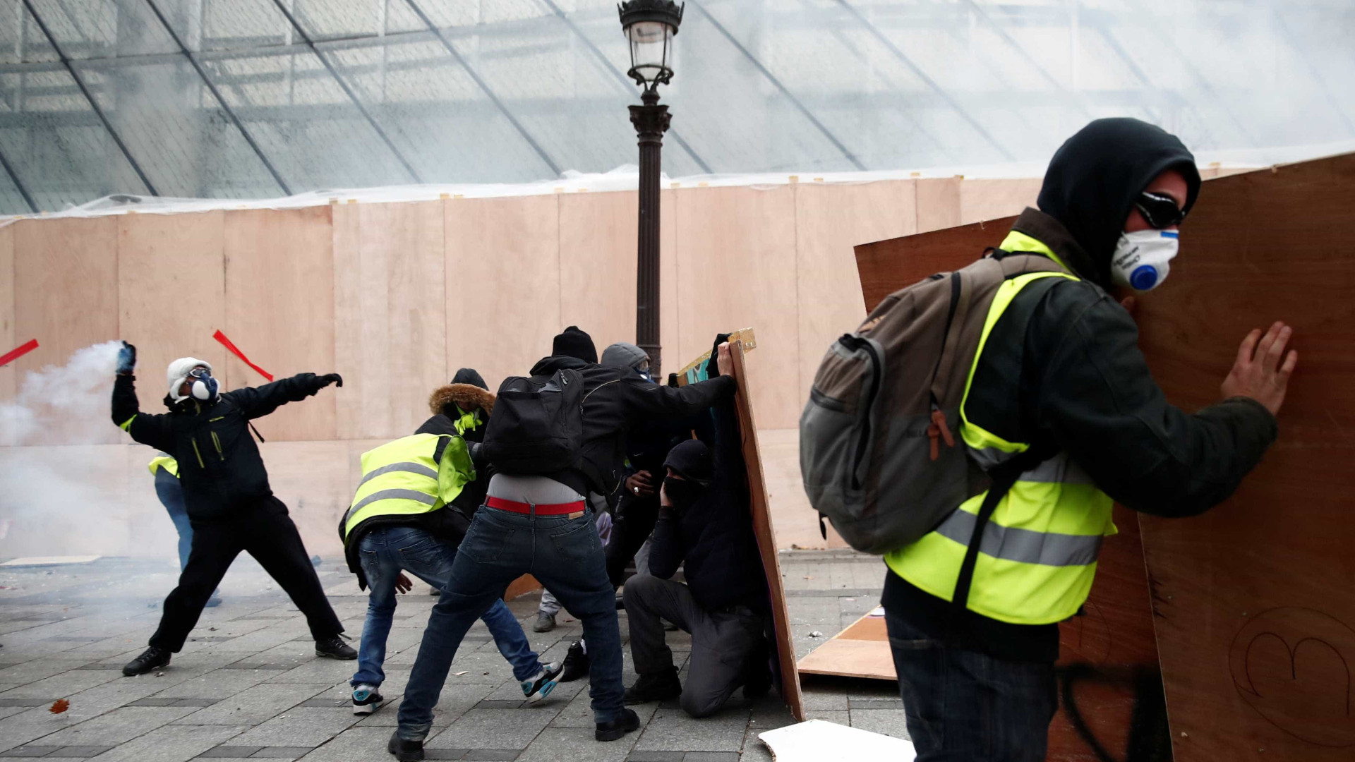 'Coletes amarelos' levantam bloqueio na fronteira italiana