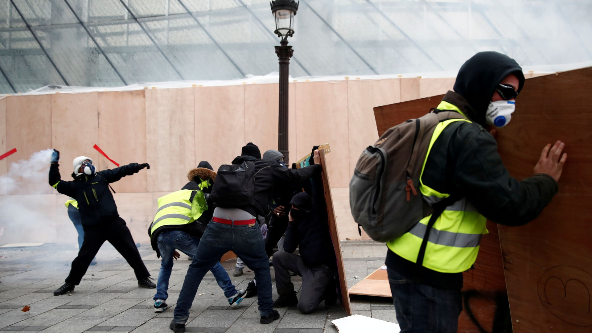 Coletes amarelos provocam queda na chegada de turistas a Paris