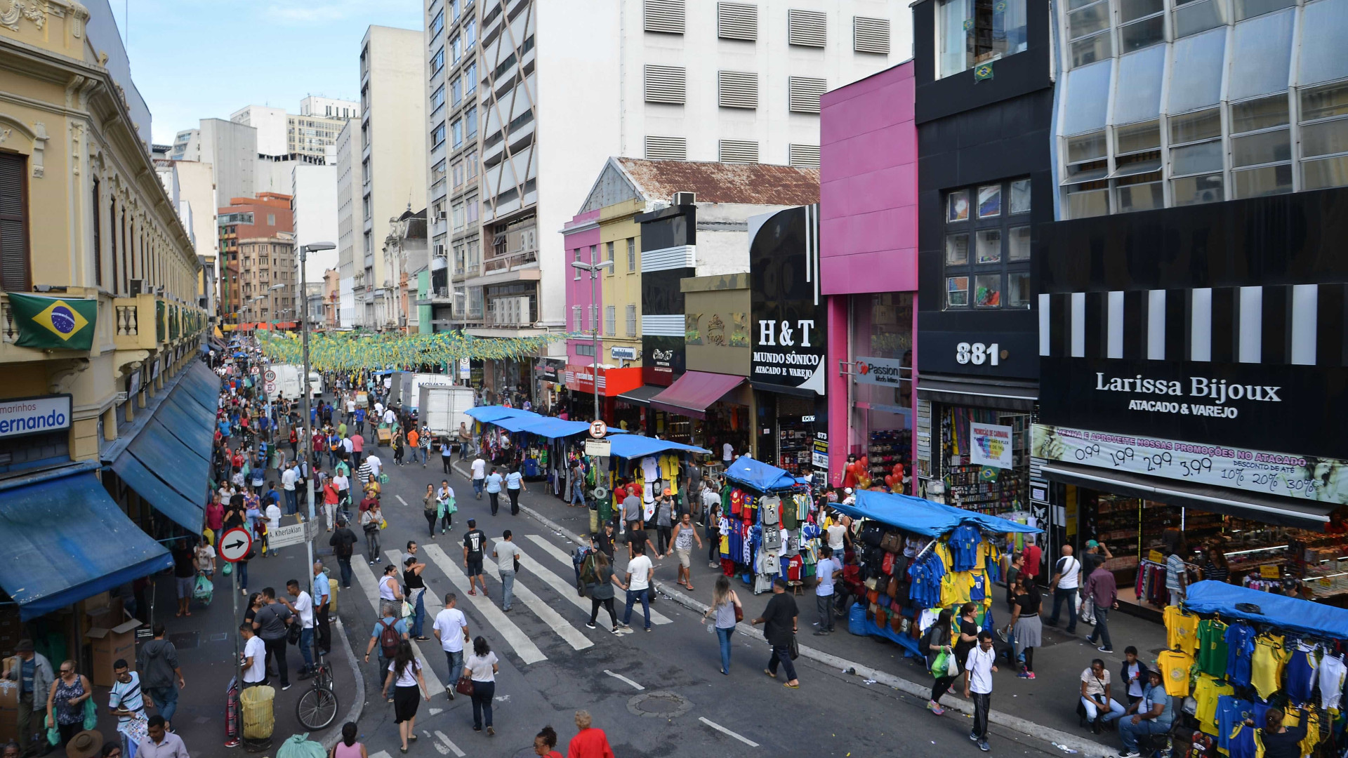 ComÃ©rcio ilegal bloqueia ruas do Centro de SÃ£o Paulo