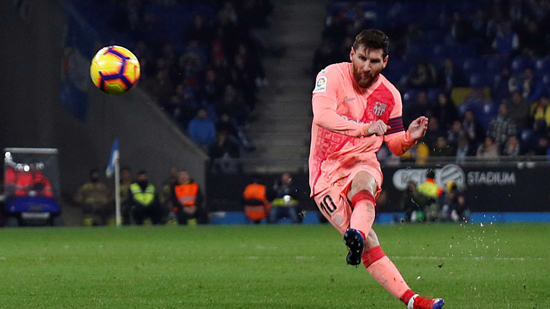 Messi faz dois de falta e comanda goleada do Barça contra o Espanyol