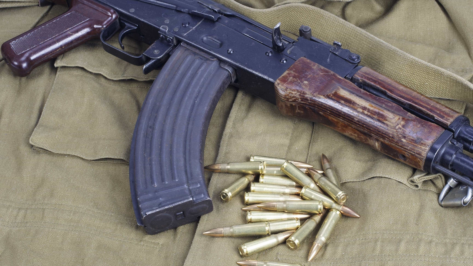 Casal é preso com fuzil AK-47 e mais de R$ 130 mil em SP