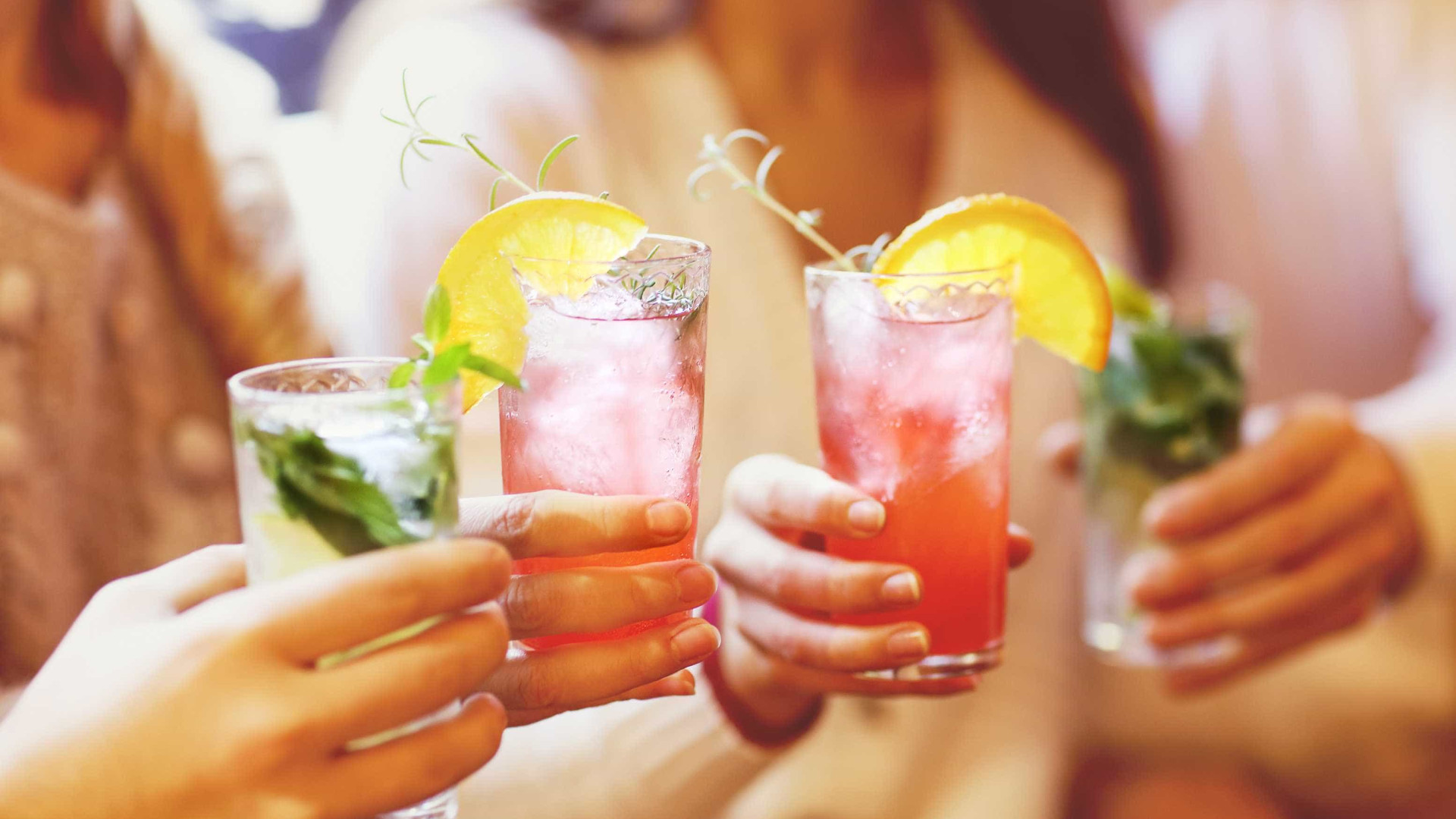 Aprenda 4 drinks sem álcool para o verão usando água de coco