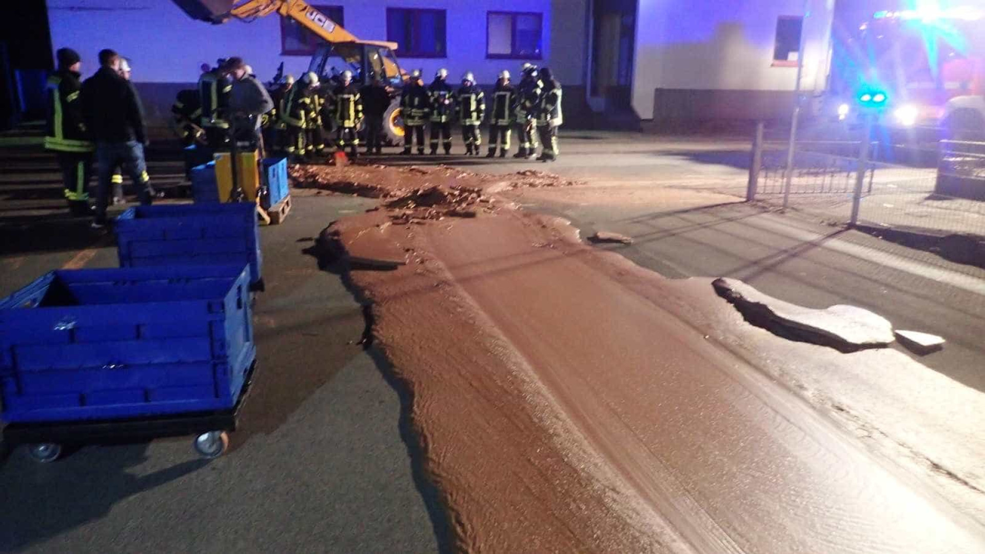 Rua fica coberta de chocolate após vazamento em fábrica na Alemanha