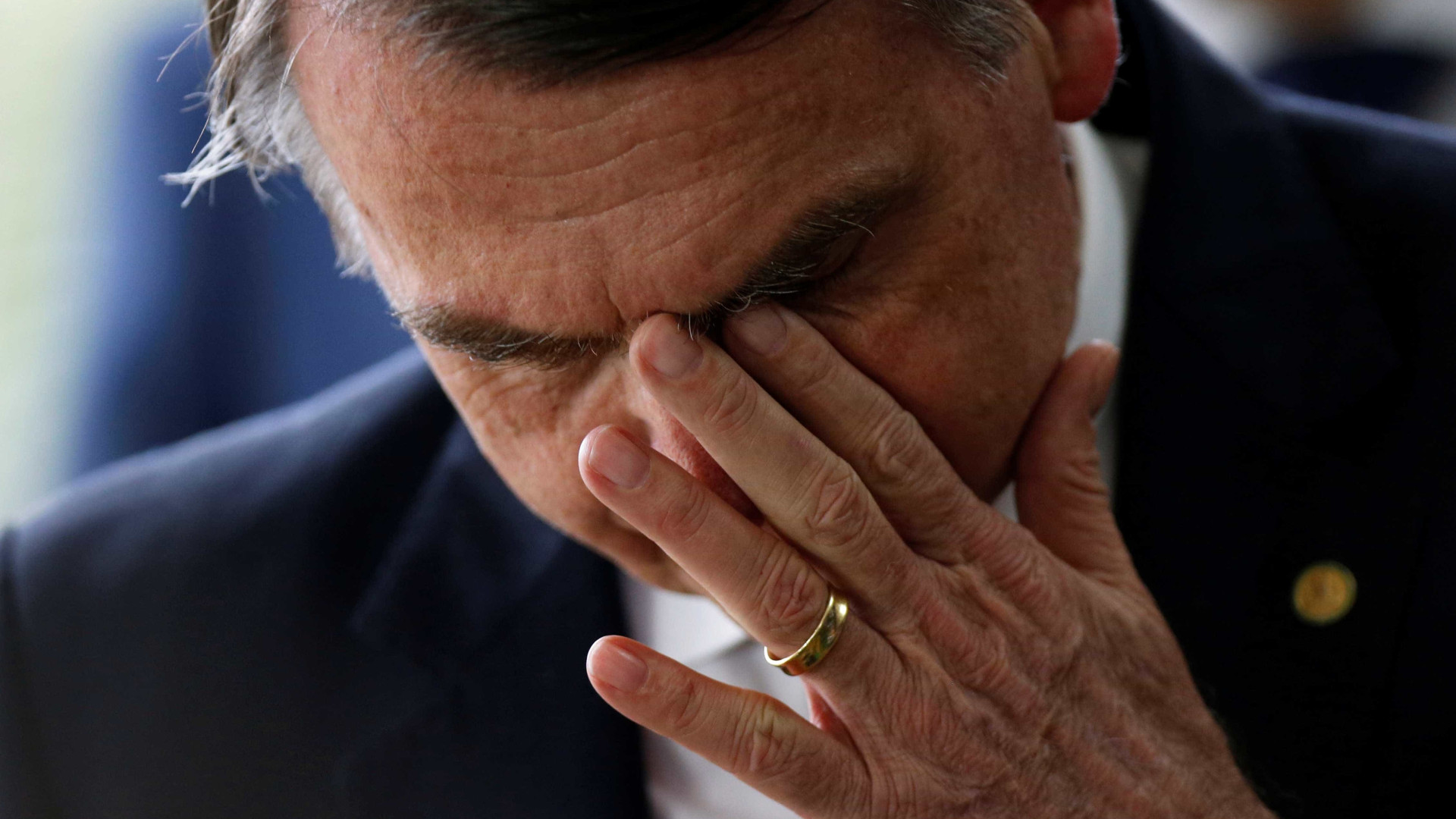 Bolsonaro sobre caso de ex-assessor do filho: ‘Se algo estiver errado…’