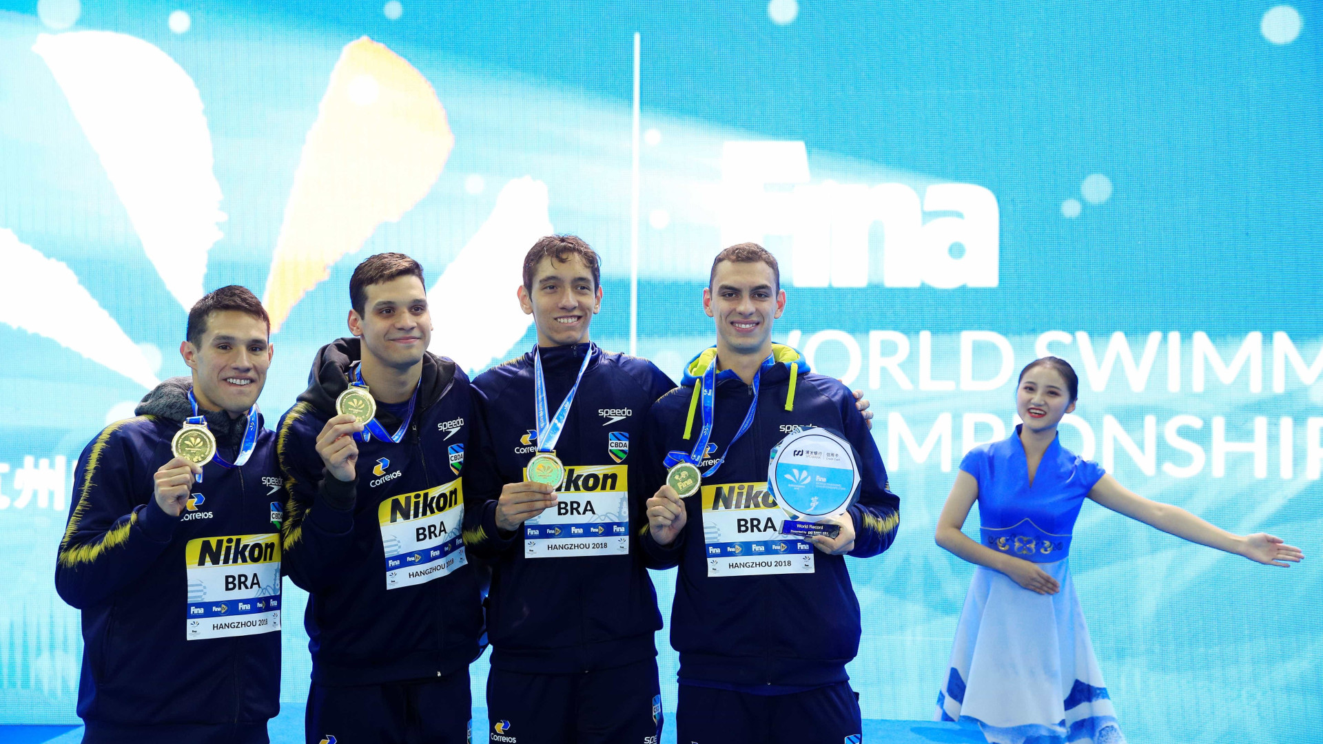 Brasil surpreende no 4 x 200 m livre e leva ouro com recorde mundial