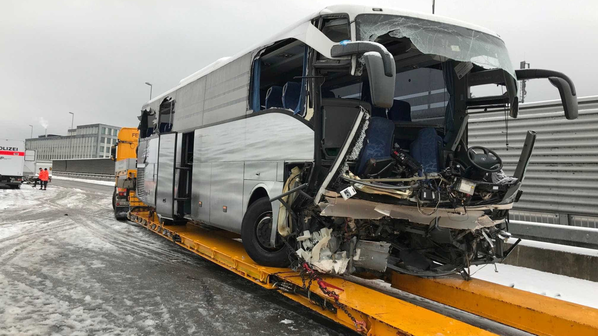 Acidente de ônibus na Suíça deixa morto e mais de 40 feridos
