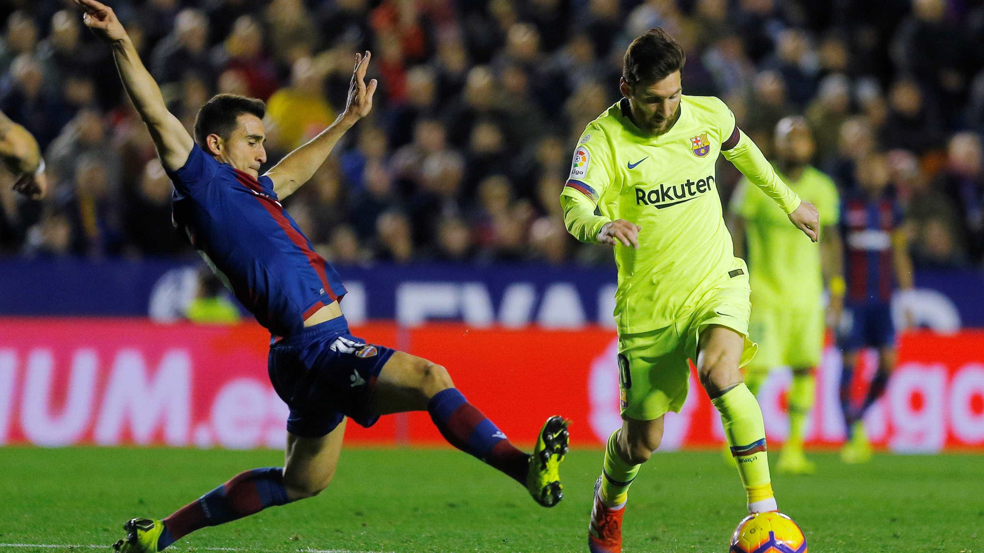 Com três gols e show de Messi, Barcelona atropela Levante no Espanhol