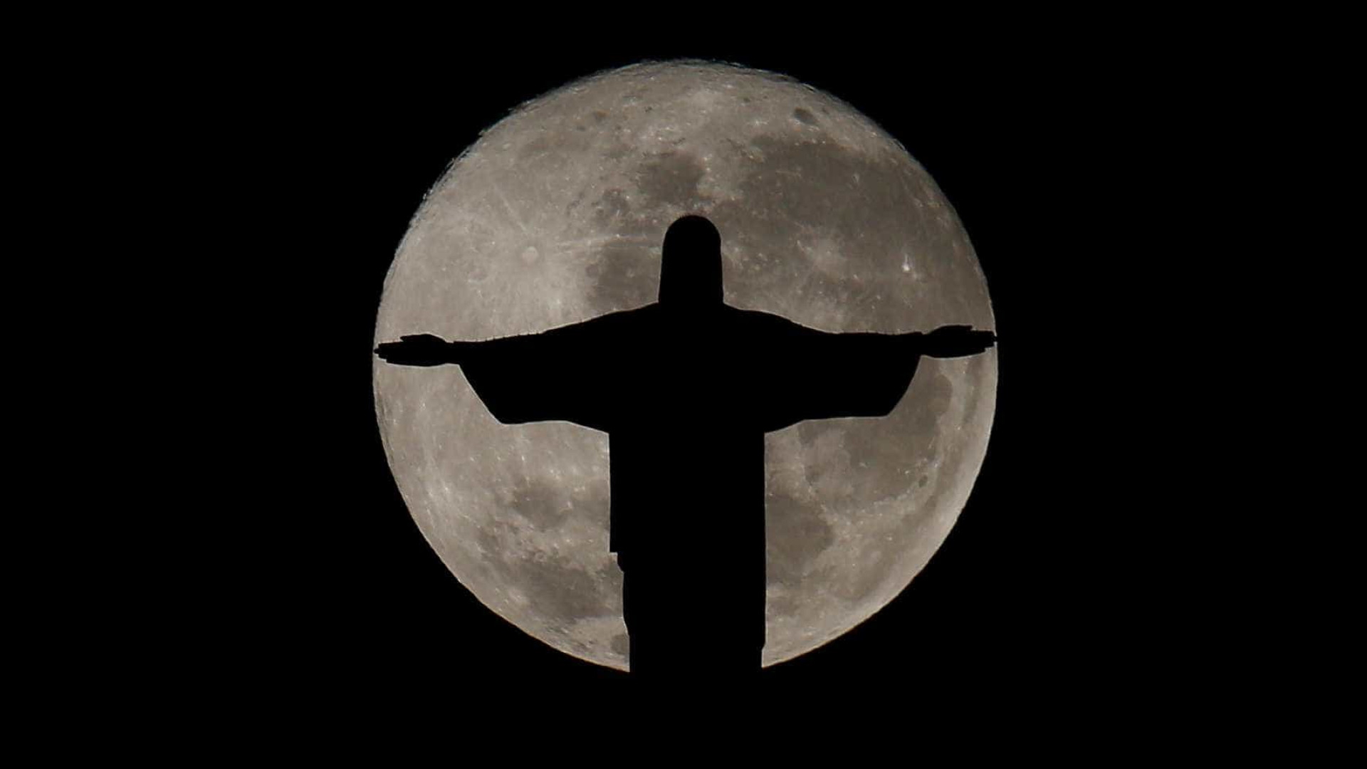 Falha deixa Cristo Redentor às escuras na noite deste domingo