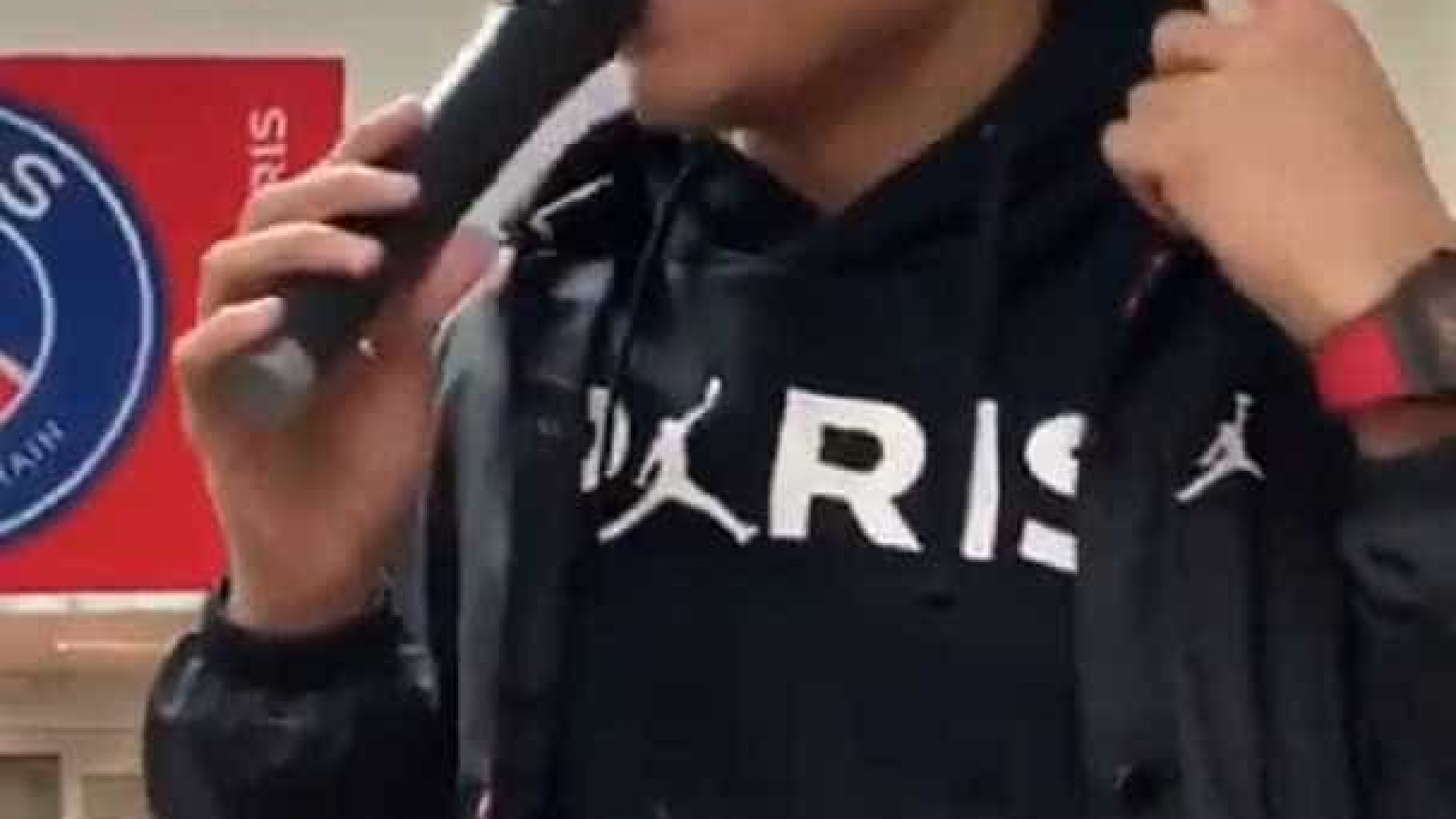 Kylian Mbappé canta música de Mumuzinho no vestiário do PSG