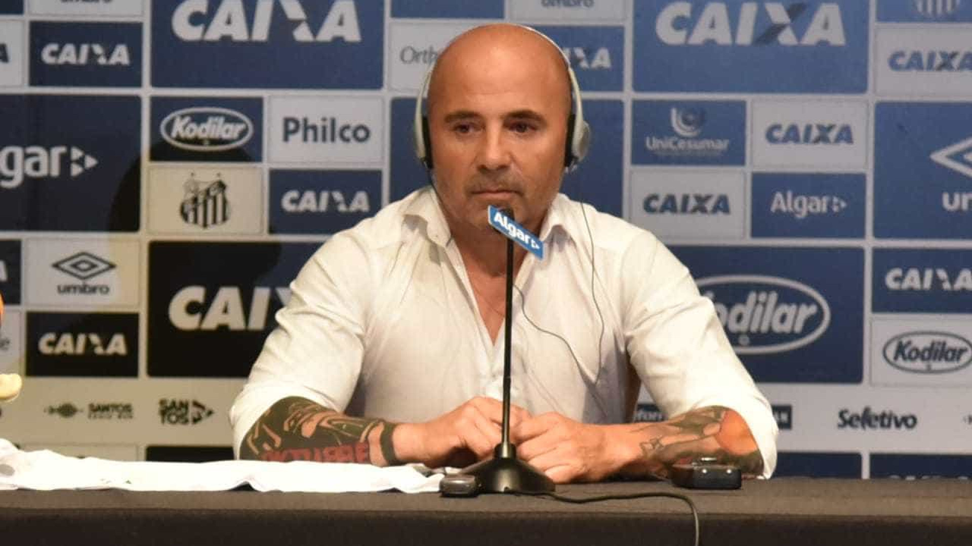 Sampaoli se apresenta ao Santos e quer substituto para Gabriel
