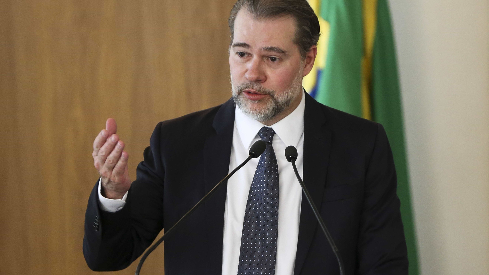 Presidente do STF derruba decisão que poderia soltar Lula