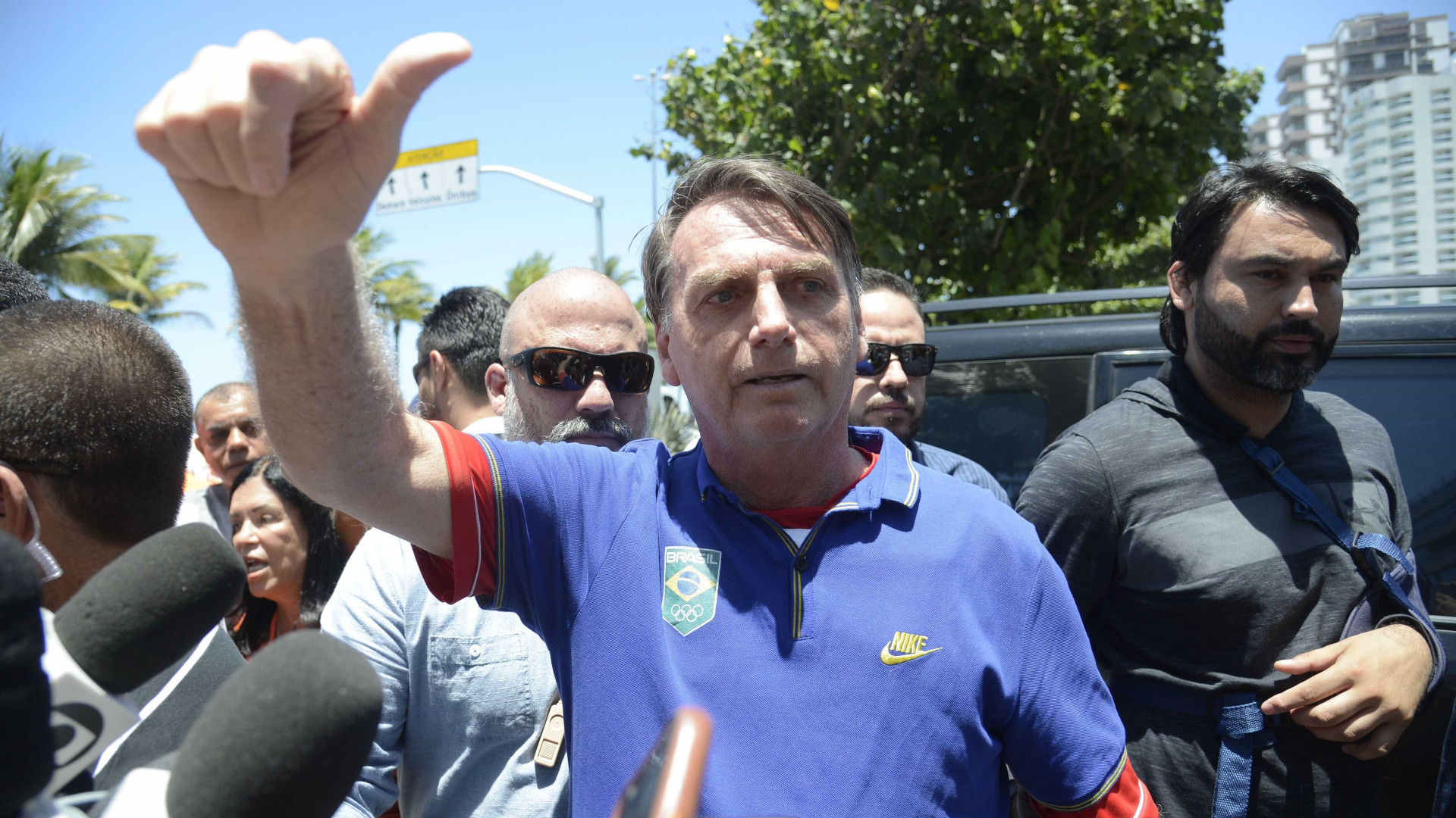 Em recesso de Natal, Bolsonaro lava e pendura roupas no varal