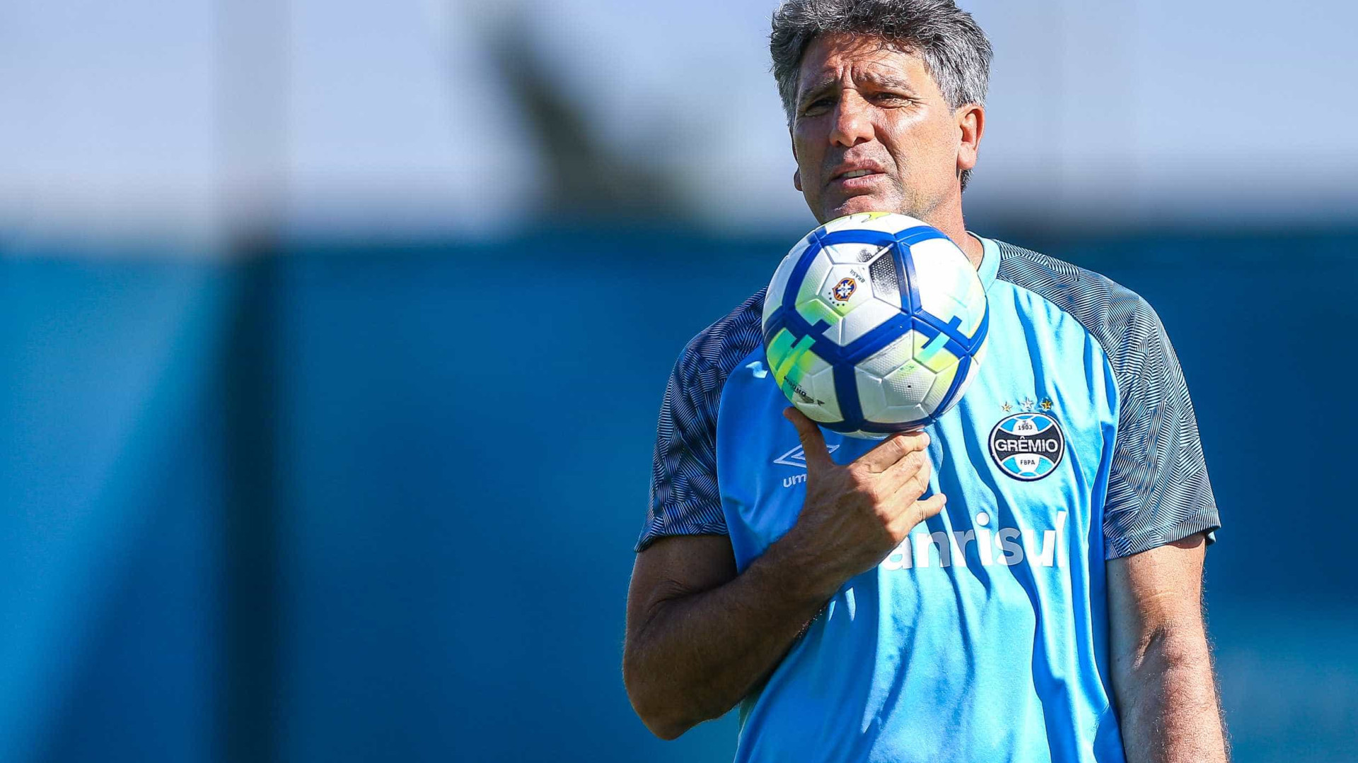 Renato Gaúcho passa bem após cirurgia de 4 horas