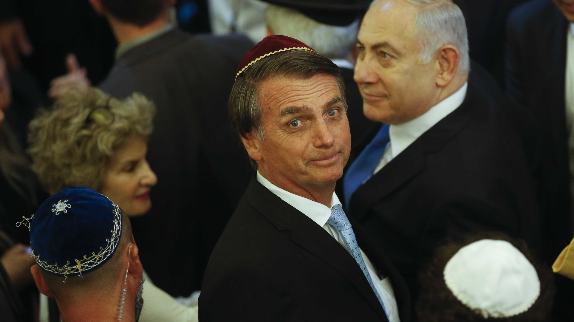 Premiê de Israel puxa coro de ‘mito’ em visita a sinagoga com Bolsonaro