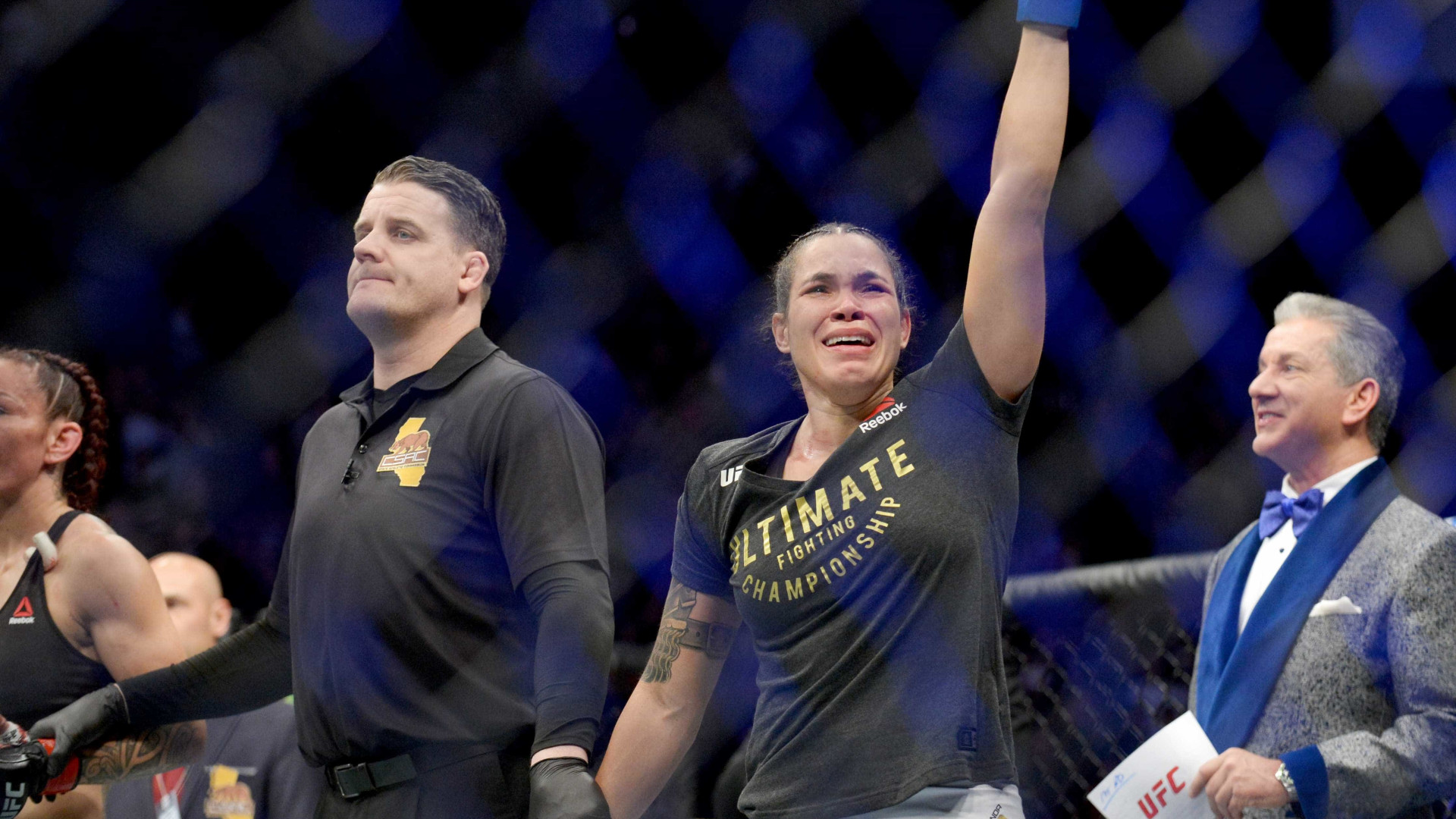 Amanda Nunes nocauteia Cyborg e faz história no UFC