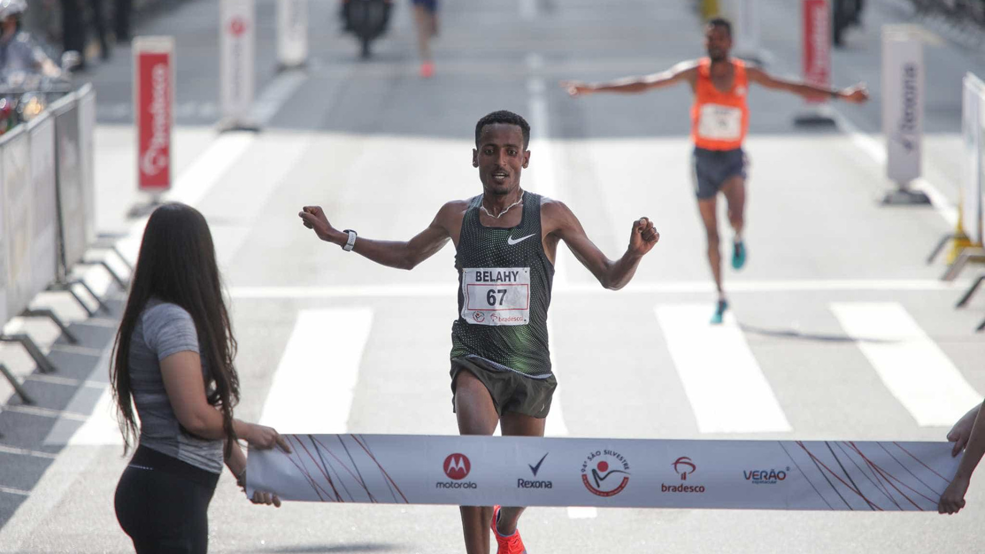 Etíope desbanca bicampeão na São Silvestre; jovem queniana também vence