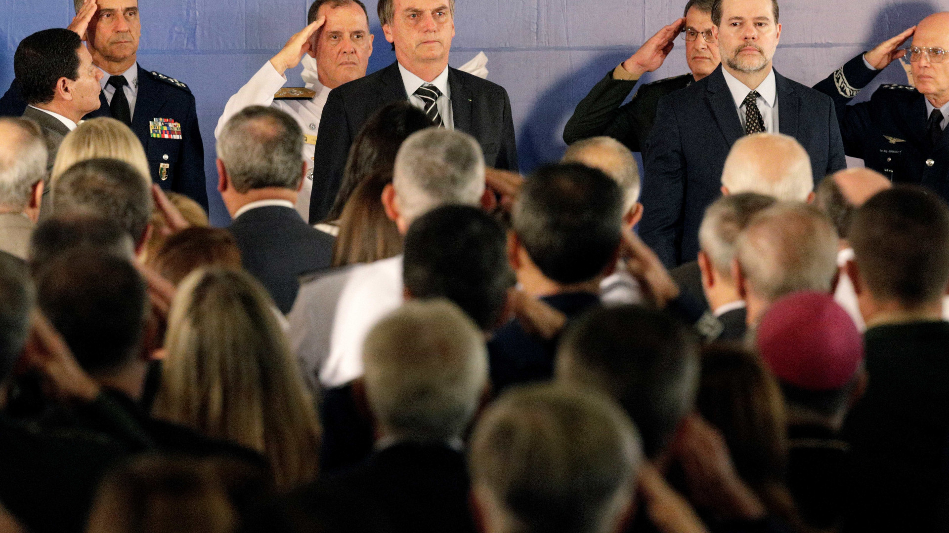 Só Forças Armadas impedem golpes, diz Bolsonaro