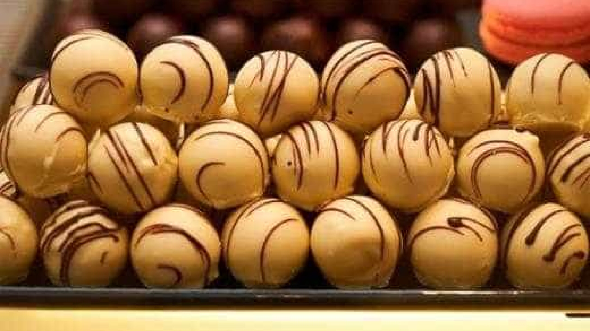Aprenda a preparar bombom de uva trufado com chocolate branco