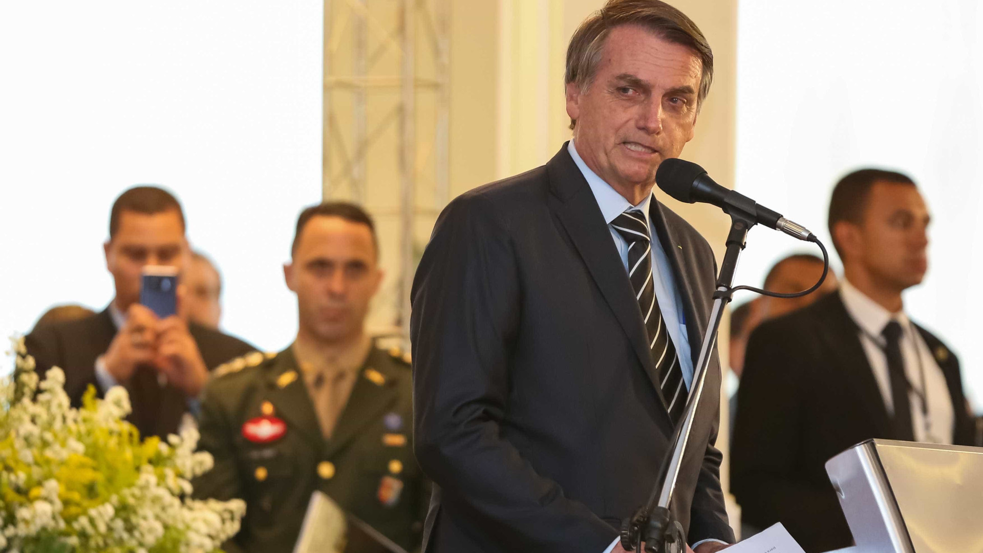 No 1º sábado na Presidência, Bolsonaro elege alvos: imprensa e PT