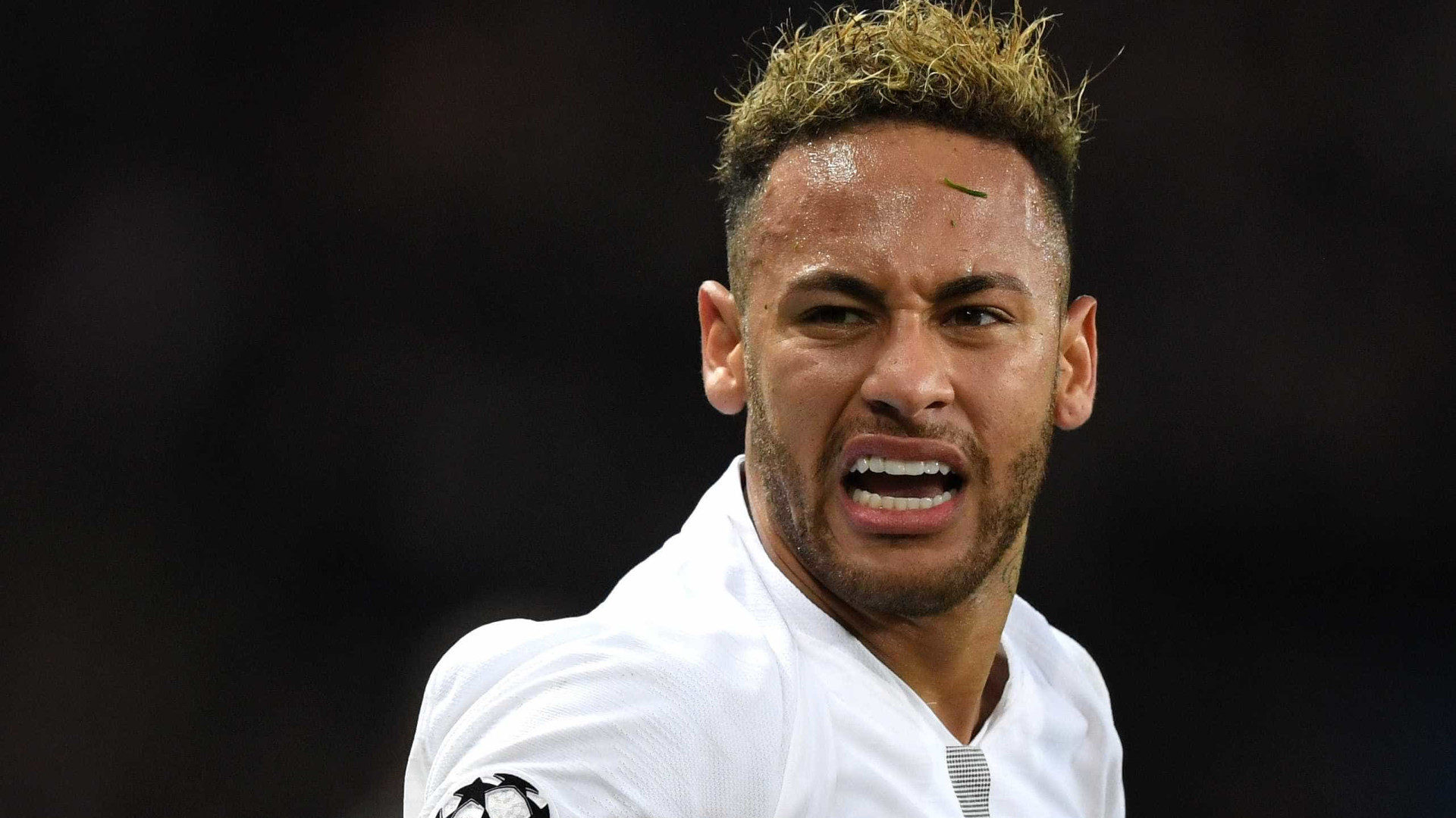 Neymar tem constatada nova fratura no pé direito e pode ser operado
