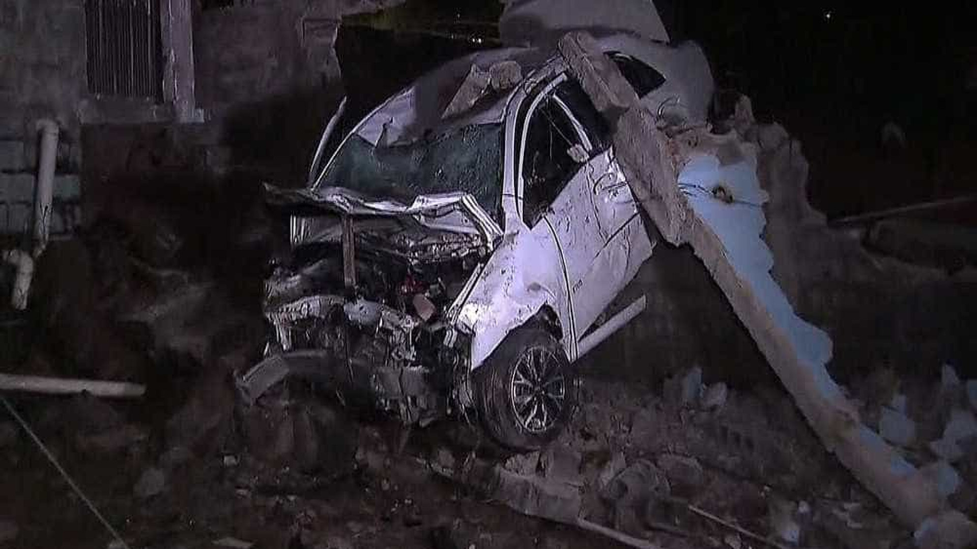 Taxista morre após atropelar homem e bater em muro na zona leste de SP