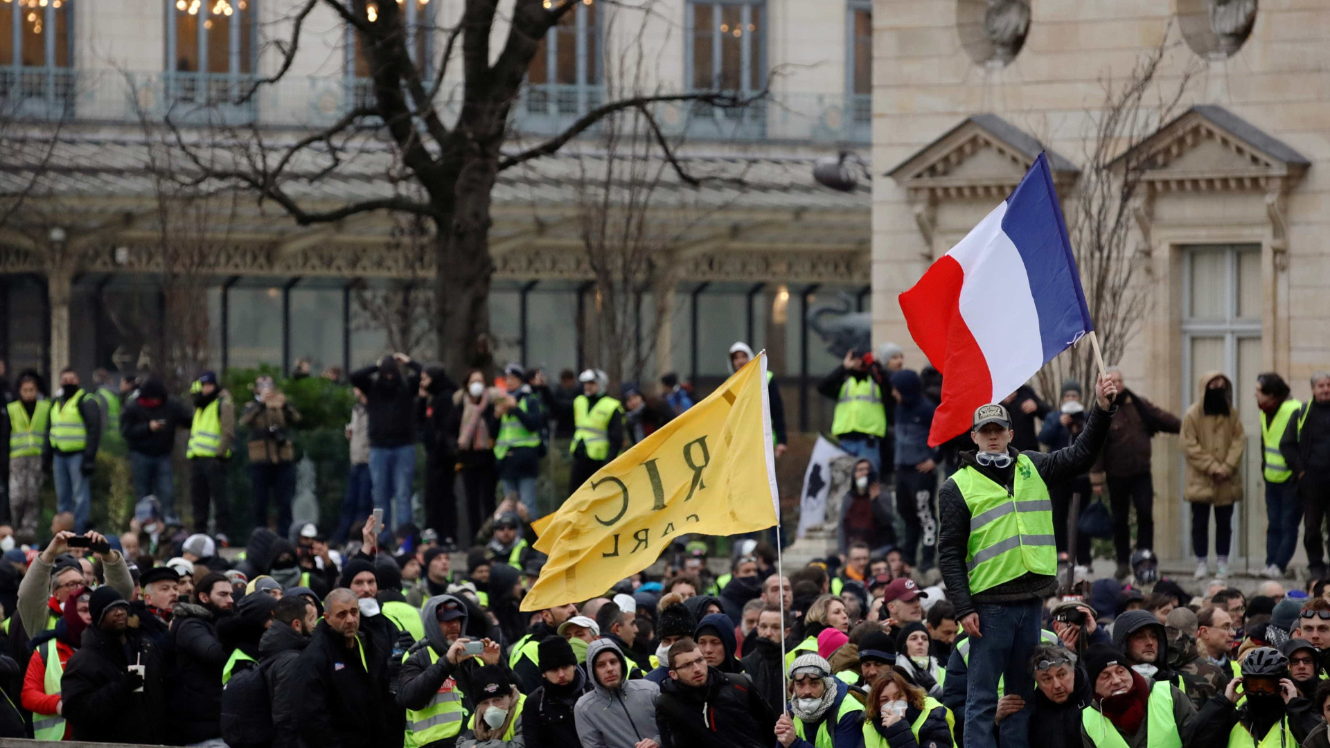 França insinua que Itália financia 'coletes amarelos'