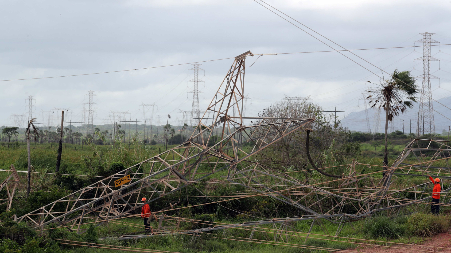 Criminosos derrubam torre de transmissão de energia no Ceará