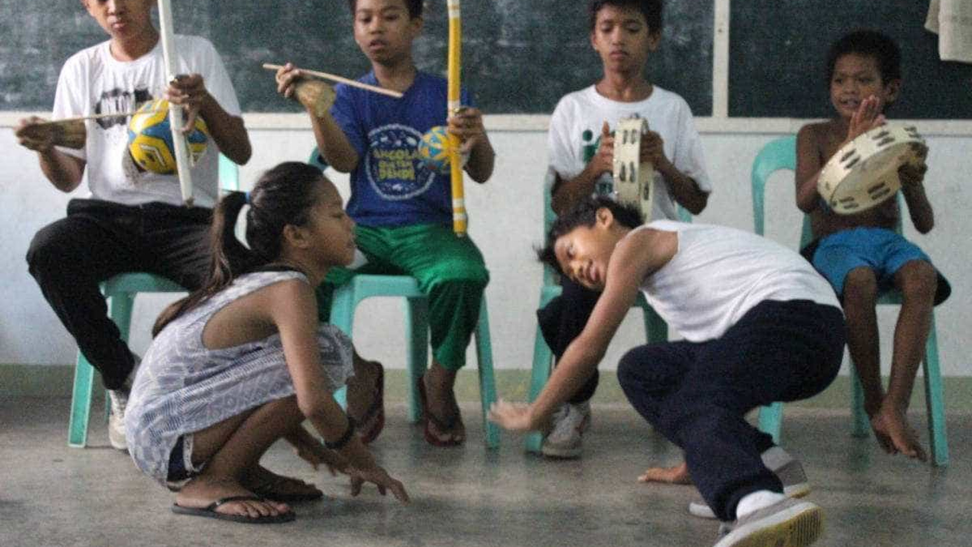 Nas Filipinas, capoeira do Brasil é arma para tirar jovens do crime