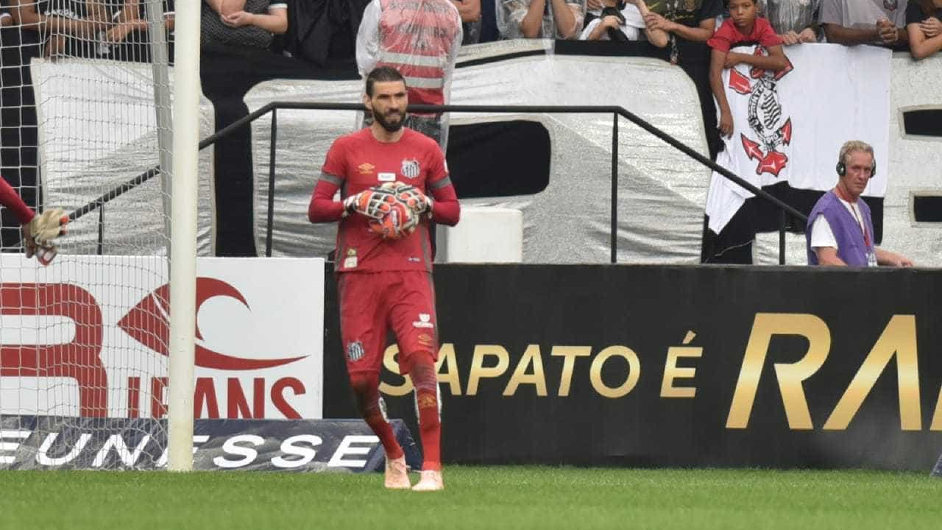 Elogiado por Sampaoli, Vanderlei se irrita com busca por goleiro