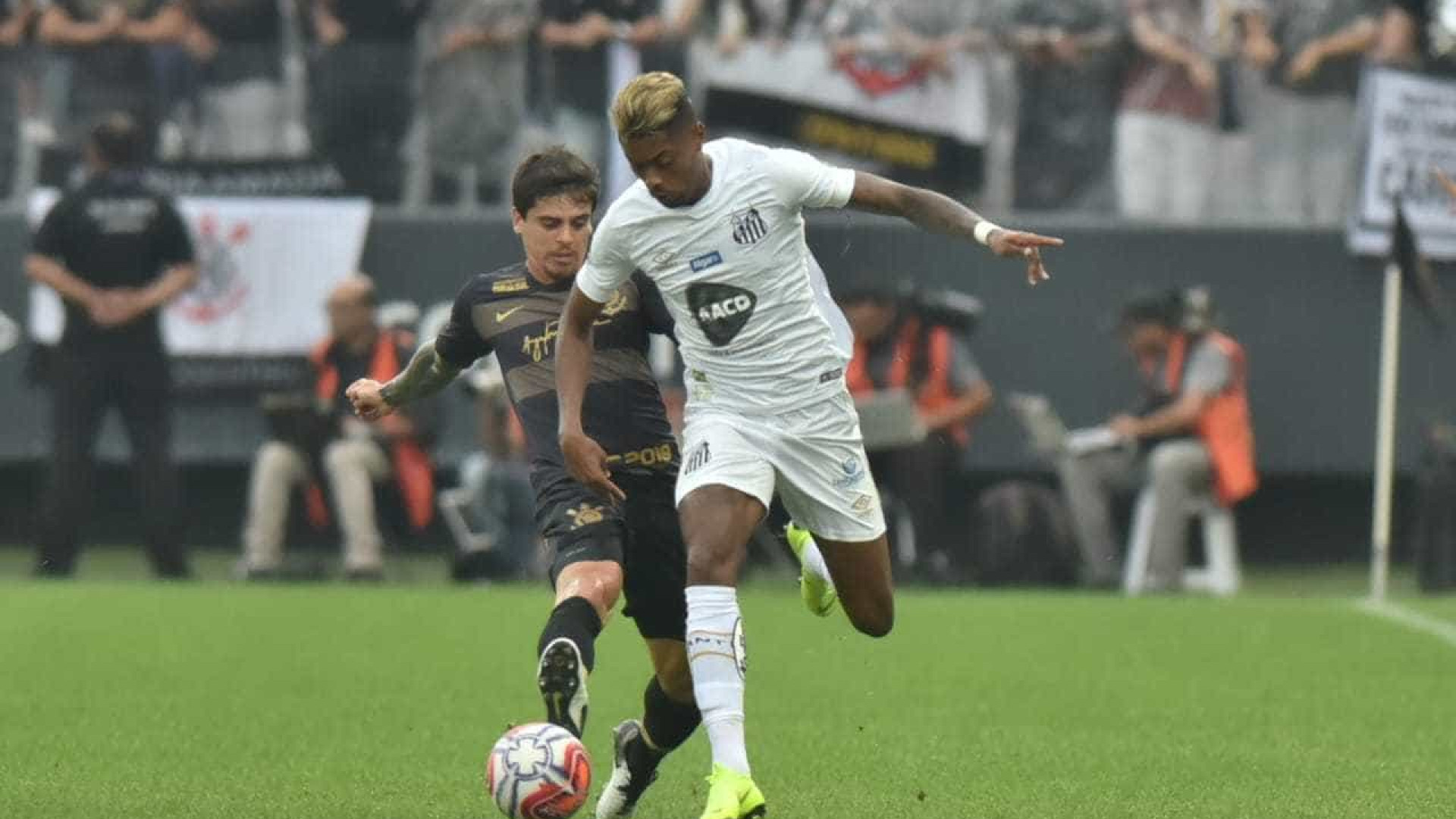 Alvo de Cruzeiro e Fla, Bruno Henrique despista sobre sair do Santos