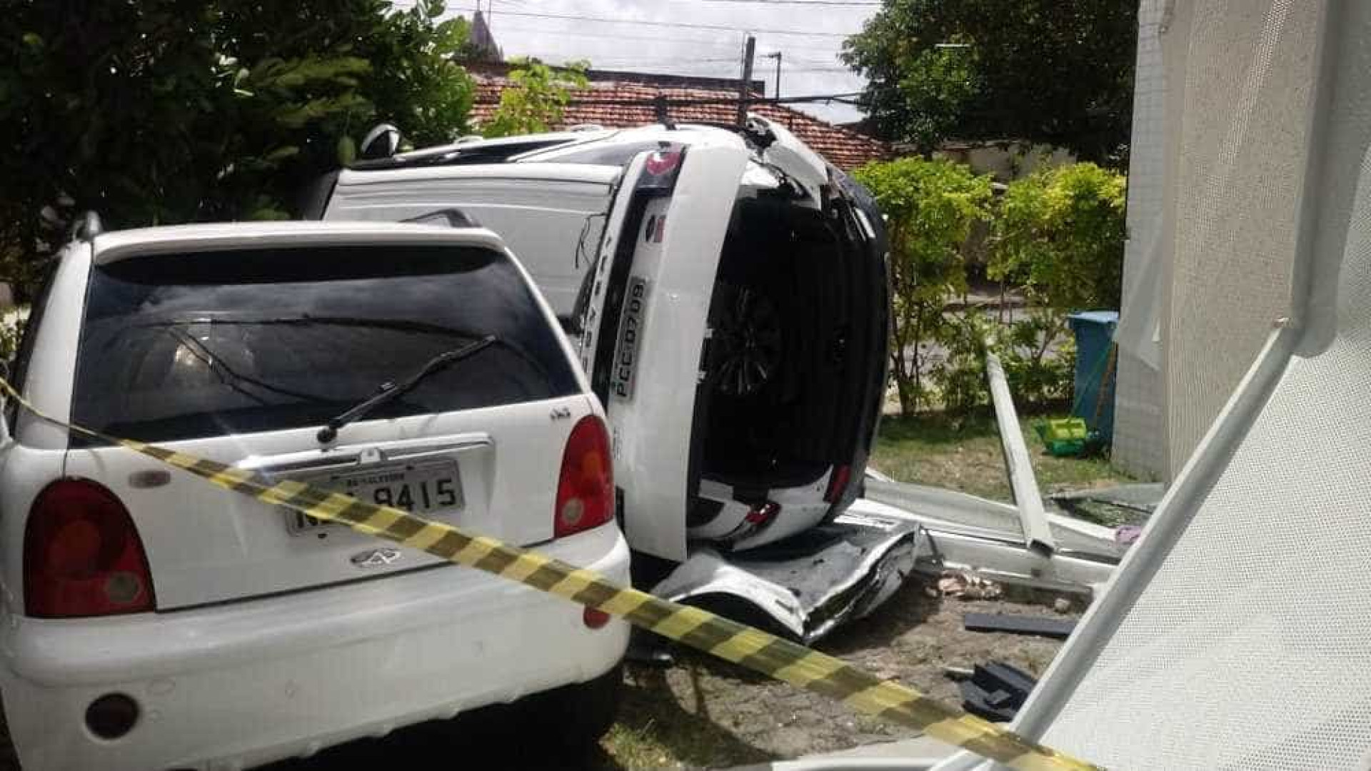 Carro despenca do 3Ã‚Âº andar de edifÃƒÂ­cio no Recife, motorista fica ferido