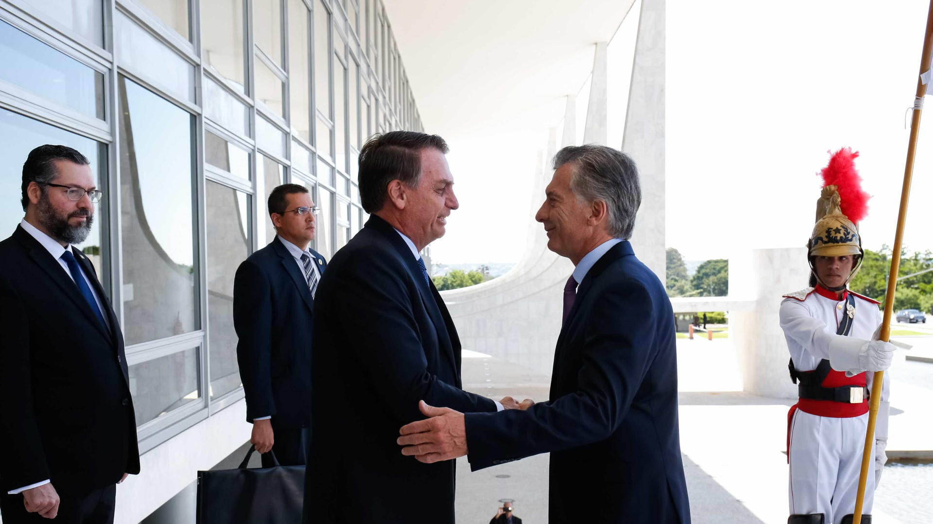Bolsonaro e Macri assinam acordo para agilizar extradições