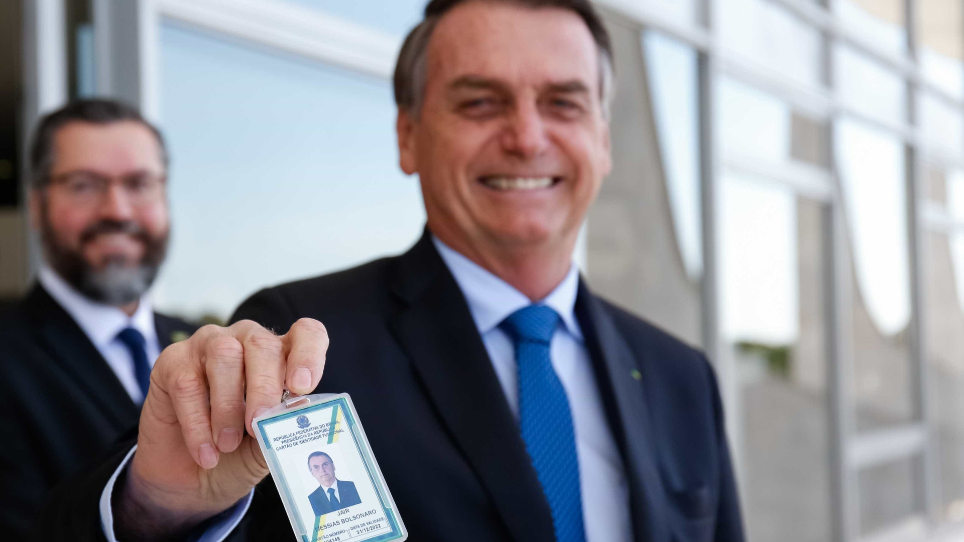 Sorridente, Bolsonaro exibe crachá de presidente da República