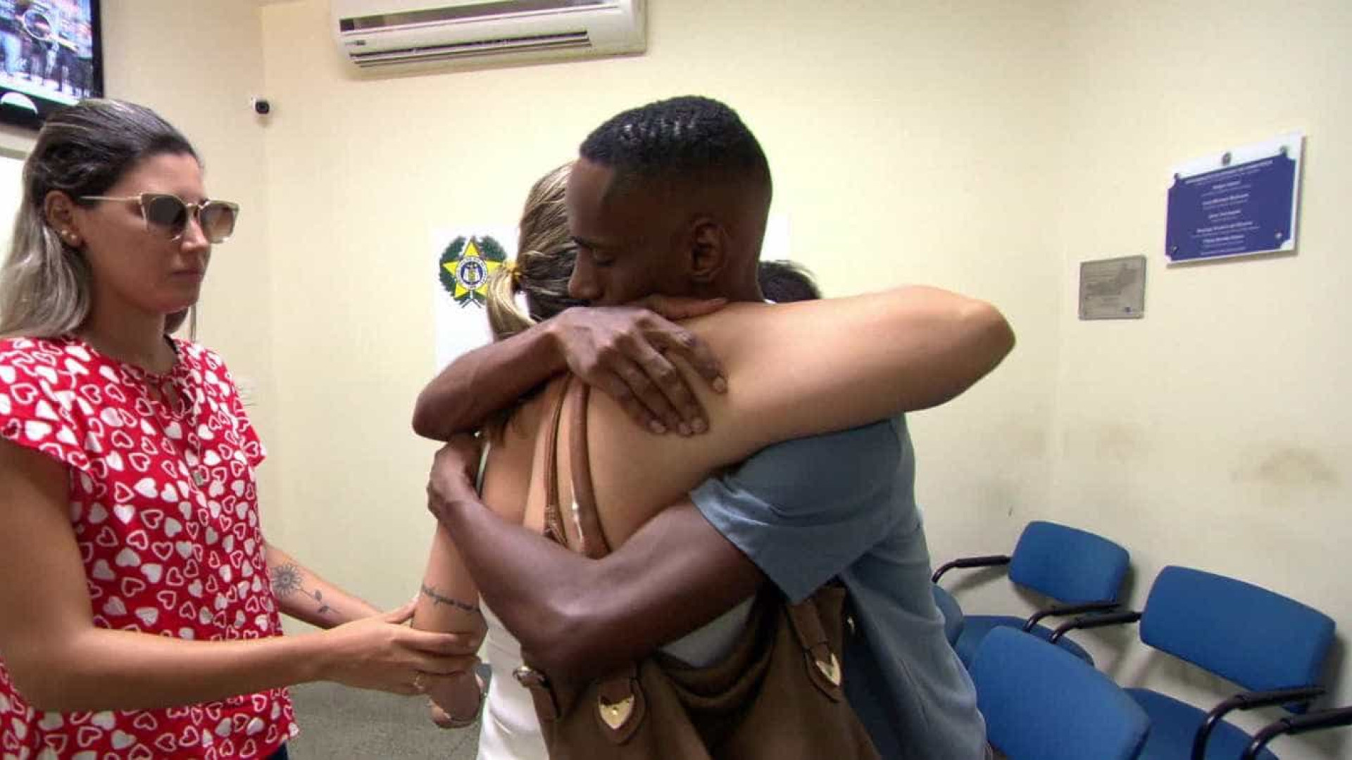 DJ preso injustamente consola mulher que o apontou como autor do crime