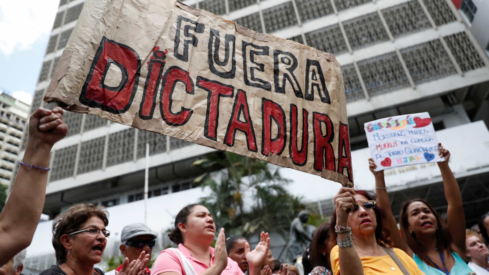 Novos protestos na Venezuela exigem ajuda humanitária