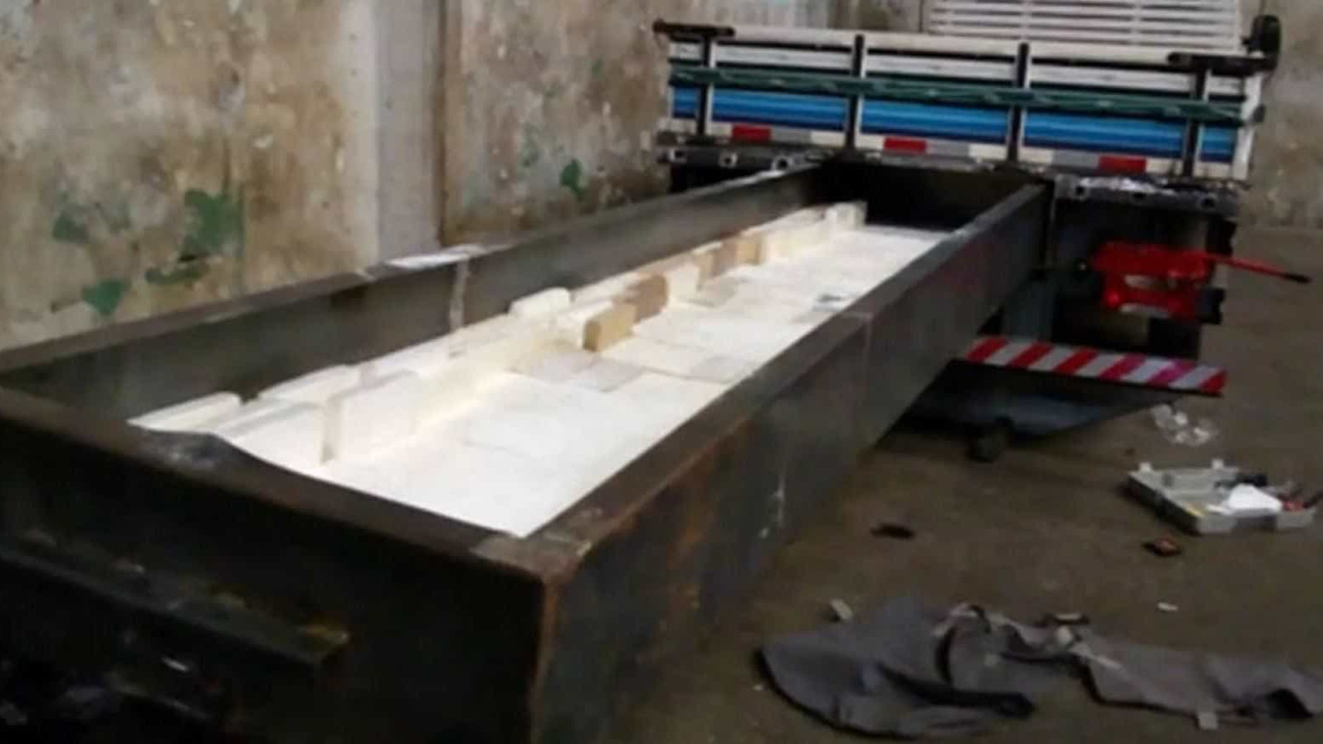 Denarc apreende 500Kg de cocaÃna em 'compartimento secreto' de caminhão