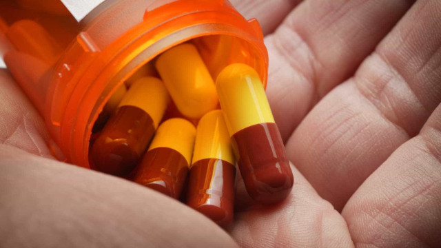 Infectologista alerta sobre consumo excessivo de antibióticos no Brasil