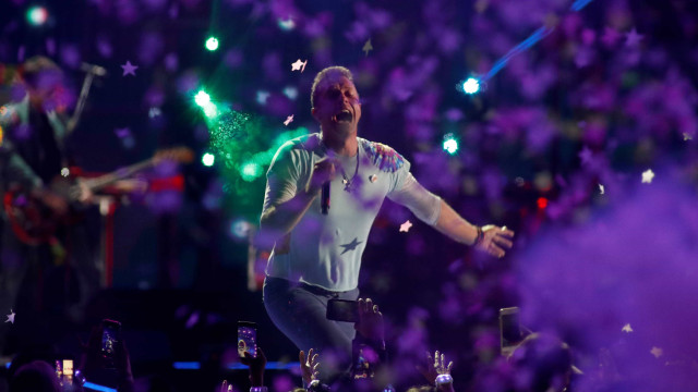 Em São Paulo, Coldplay atrasa e público atua para câmeras