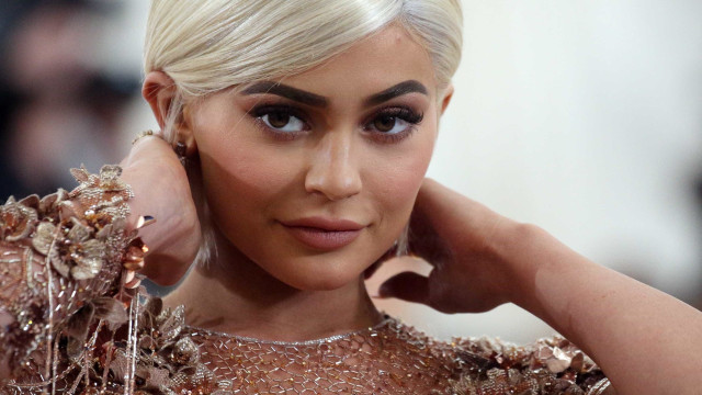 Kylie Jenner combina look de grife com a filha