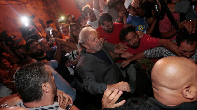 Cordão humano para proteger rendição de Lula foi ideia de filho dele