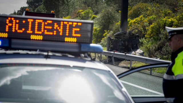 Acidente envolvendo dois carros deixa oito mortos em Portugal