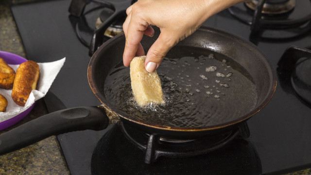 Saiba quantas vezes pode reutilizar o óleo para fritar alimentos