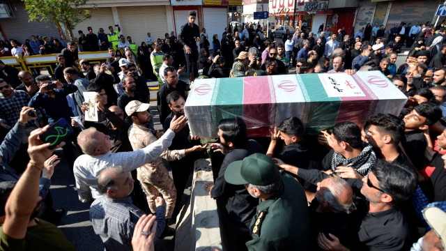 Milhares de pessoas acompanham funerais de vítimas de atentado no Irã