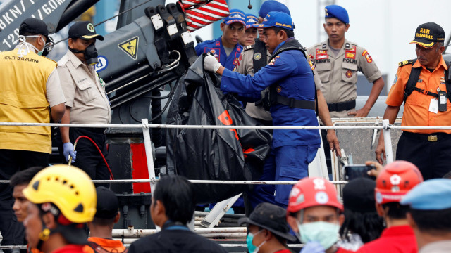 Indonésia: encontrados mais restos mortais de vítimas de tragédia aérea