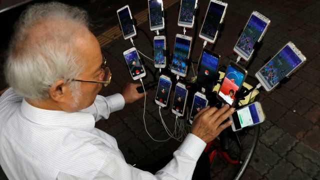Vovô viciado em Pokémons usa bicicleta e 15 celulares para capturá-los