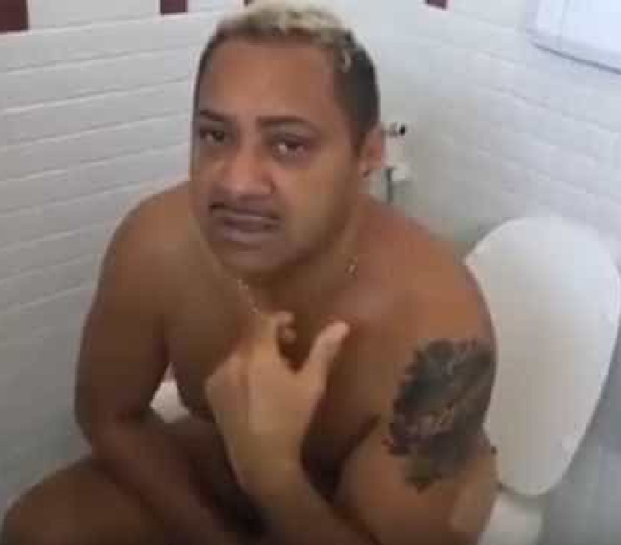 Deputado mais votado no país, Tiririca posta vídeo nu em banheiro
