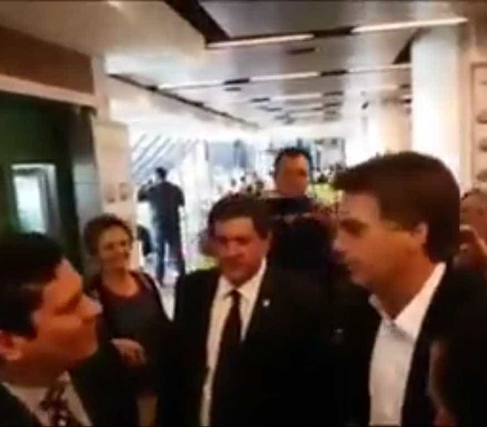 Resultado de imagem para Bolsonaro tieta Moro em aeroporto e é esnobado pelo juiz