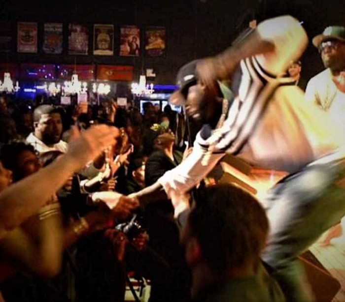Rapper 50 Cent dá soco em fã ao ser puxado do palco em show